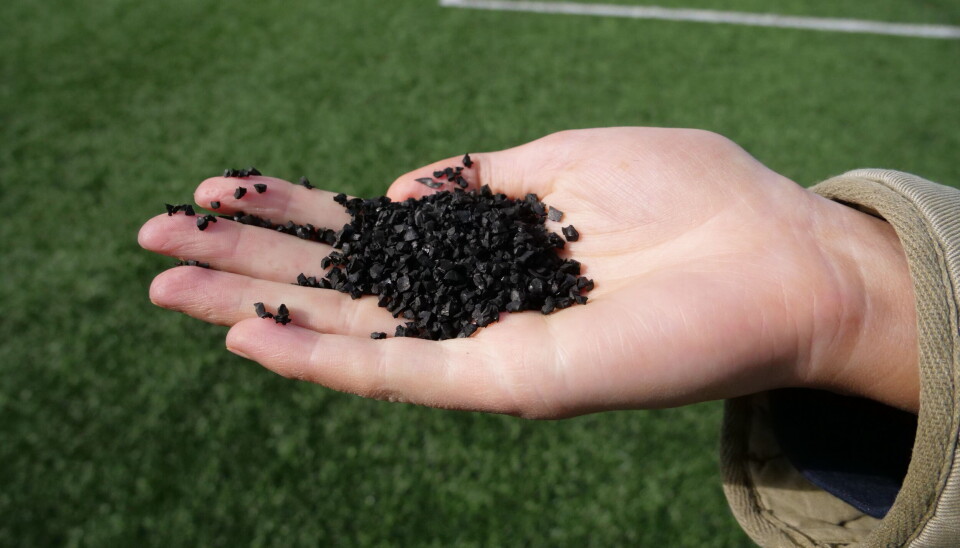 MILJØSKADELIG: Det er disse små knottene som blir kalt for gummigranulat.