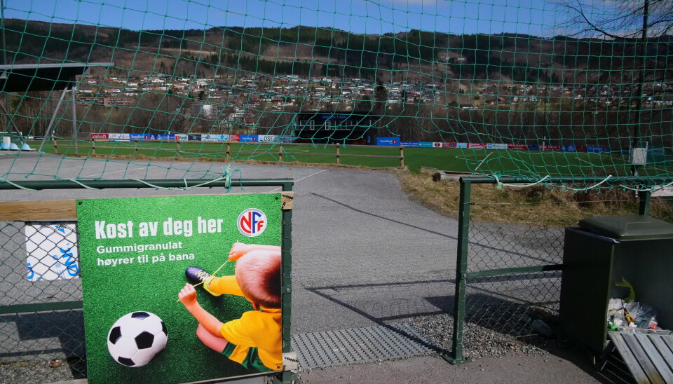 MILJØKRAV: Spillerne oppfordres til å børste av seg før de forlater kunstgressbanen.