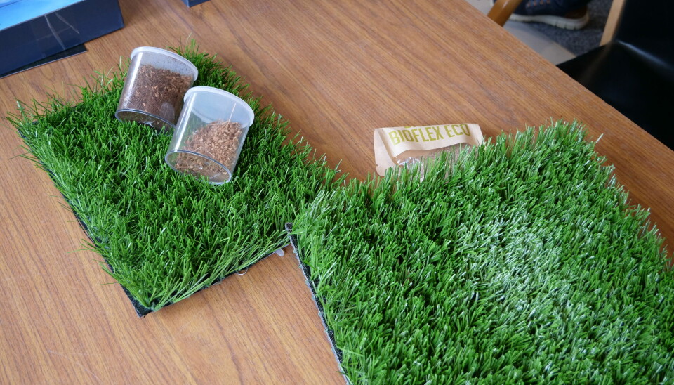 KORK OG KOKOS: Et av banedekkene som blir foreslått er granulat av kork og kokos.