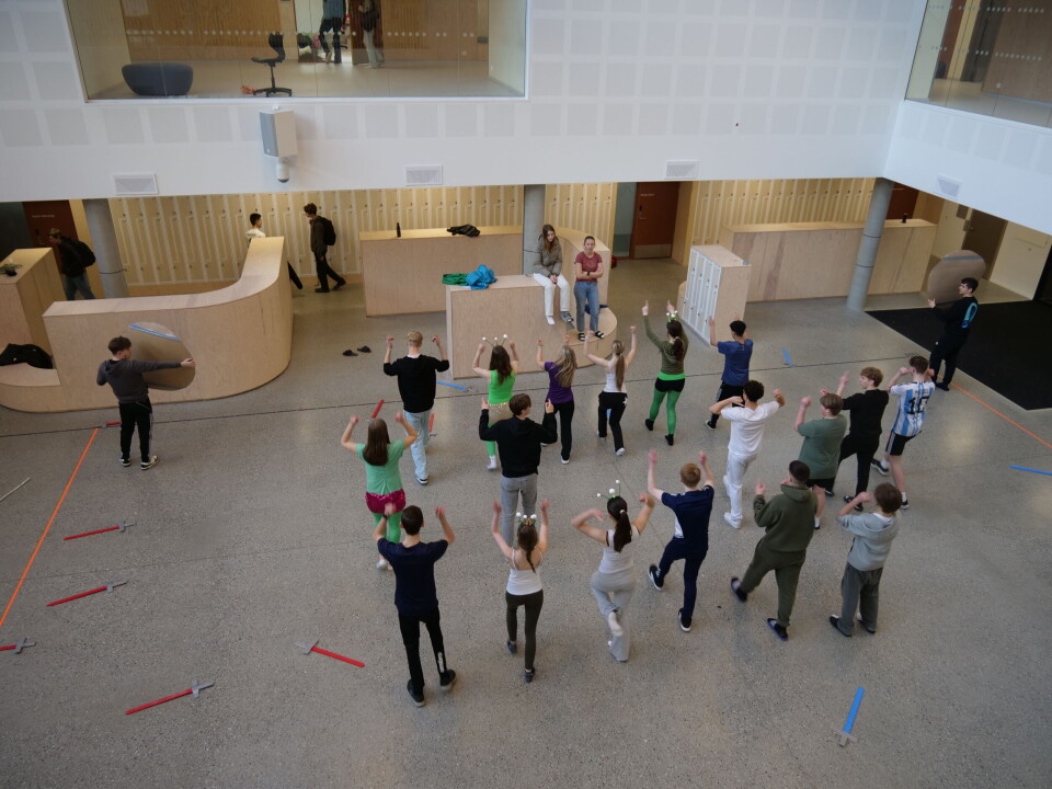 SISTE INNSPURT: Elevene i 10D øver intenst på dans og sang sin til kveldens store show.