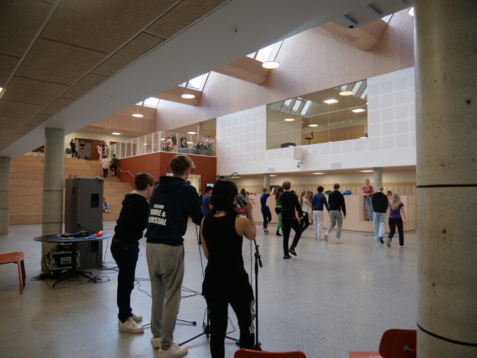 VOKALISTER: Noen av elevene i 10D skal synge live under kveldens forestilling.