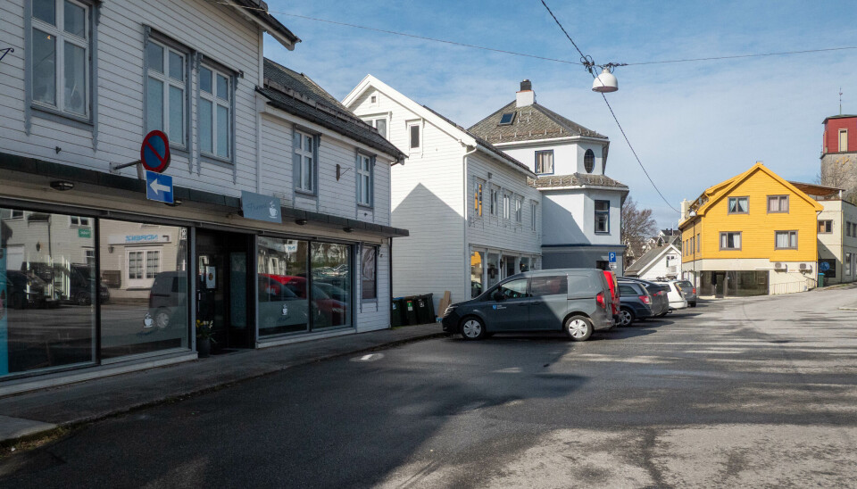 ENDRING I SENTRUM: Disse fire parkeringsplassene blir kanskje område for uteservering.