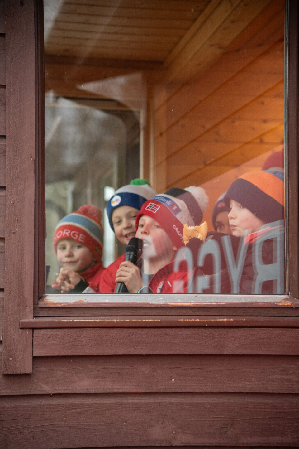 TOK OVER: Barna kapret kommentatorboksen etter løpet.