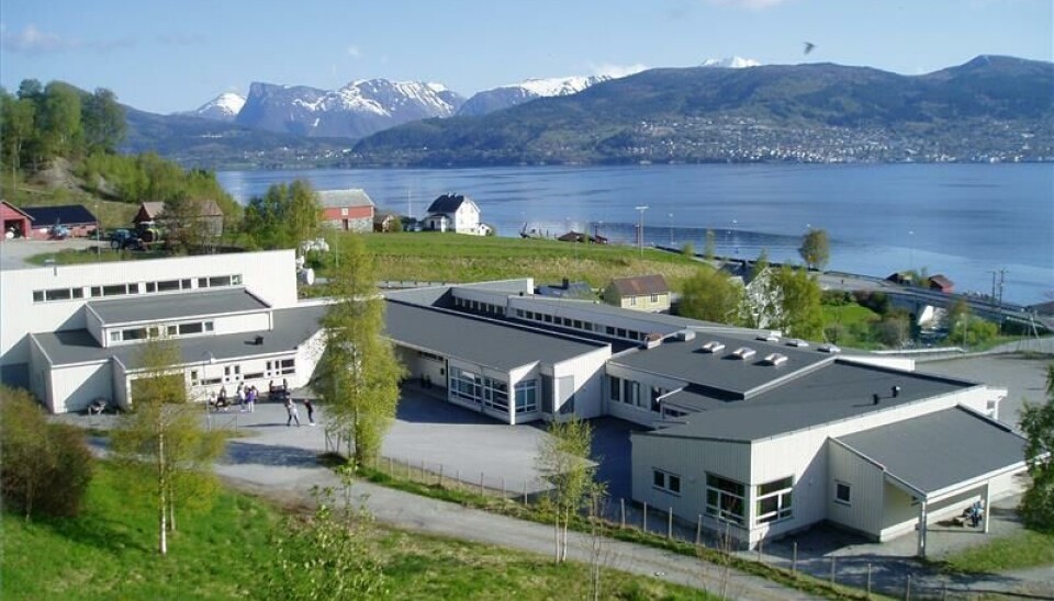 NEDLEGGING: Forslaget om å leggje ned Folkestad ungdomsskule blei nedstemt, men frykta for at saka kan kome opp igjen, er framleis til stades.'