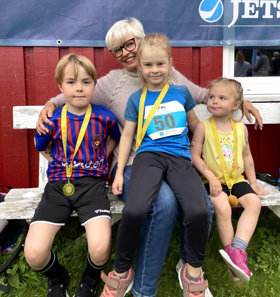 Gode som gull: Bestemor Arnhild Øyehol feirer med barnebarna Liam, Lydia og Mali.
