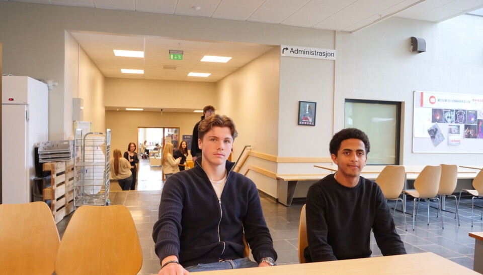 TRENDY: Gaute Melle Trellevik (16) og Tomas Haileab Solomon (16) vet godt hvilket parti som har høyest oppslutning på skolen.