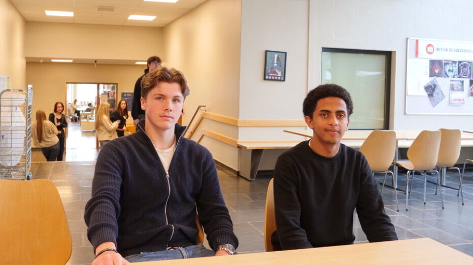 TRENDY: Gaute Melle Trellevik (16) og Tomas Haileab Solomon (16) vet godt hvilket parti som har høyest oppslutning på skolen.