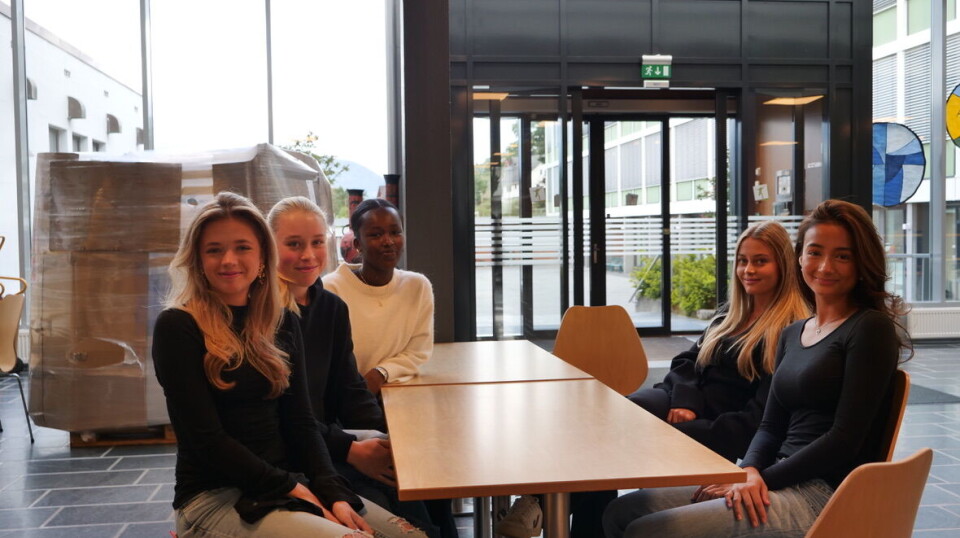 Fra høyre: Eva Berge (18), Marie Vartdal (18), Mia Mucocori (18), Anna Nyrø (17), Kine Brekke (18).