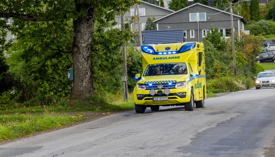 MÅ VENTE: Ambulansearbeideren må nøye seg med humping og risting. Veiarbeidet langs Sjukehusvegen må nemlig vike for arbeid på en annen vei.