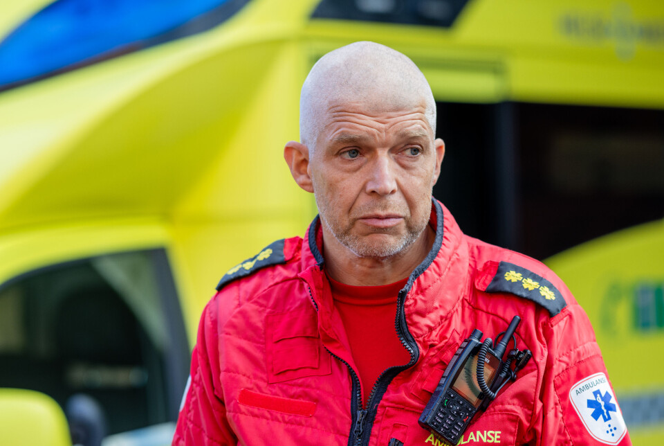 LOKAL AMBULANSEARBEIDER: Roar Gjerde har vært ambulansearbeider i 30 år. Er det noe som engasjerer han, så er det lokale veier.
