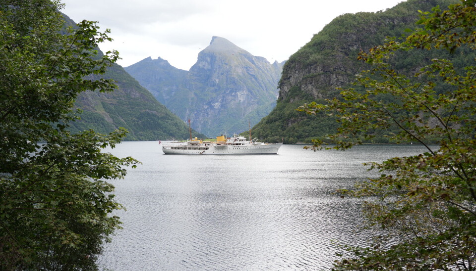 SKIP: Her ligger Kongeskipet i Storfjorden.
