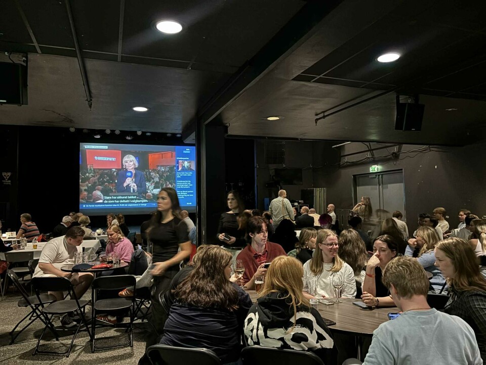FOLKSOMT: Fullsatt sal på Rokken i kveld.