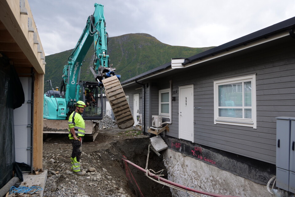 UTBETRING: Geir Aksnes følger med på utbetringsarbeidet.