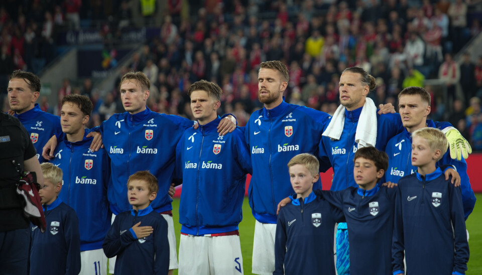 SAMLET FØR KAMP: Ørjan Nyland (nr. 2 fra høyre) hadde nok ikke spådd at Norge skulle score 11 mål.