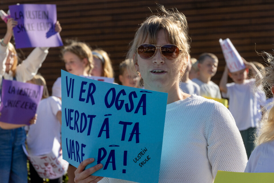 NEDLAGT: Ulstein FAU kjempet til siste sekund med demonstrasjon utenfor Sjøborg for å beholde skolen, men fikk ikke støtte fra flertallet i kommunestyret.