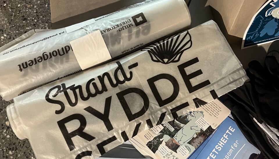 Strandrydde-utstyr kan hentes gratis, som her på Ulstein Bibliotek