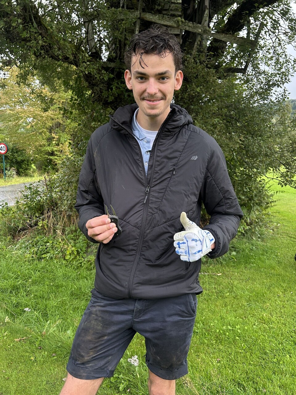 GA ALT: Golfhansken ble ikke lagt til side, da Bjørlo gravde og lette etter de andre kattungene.