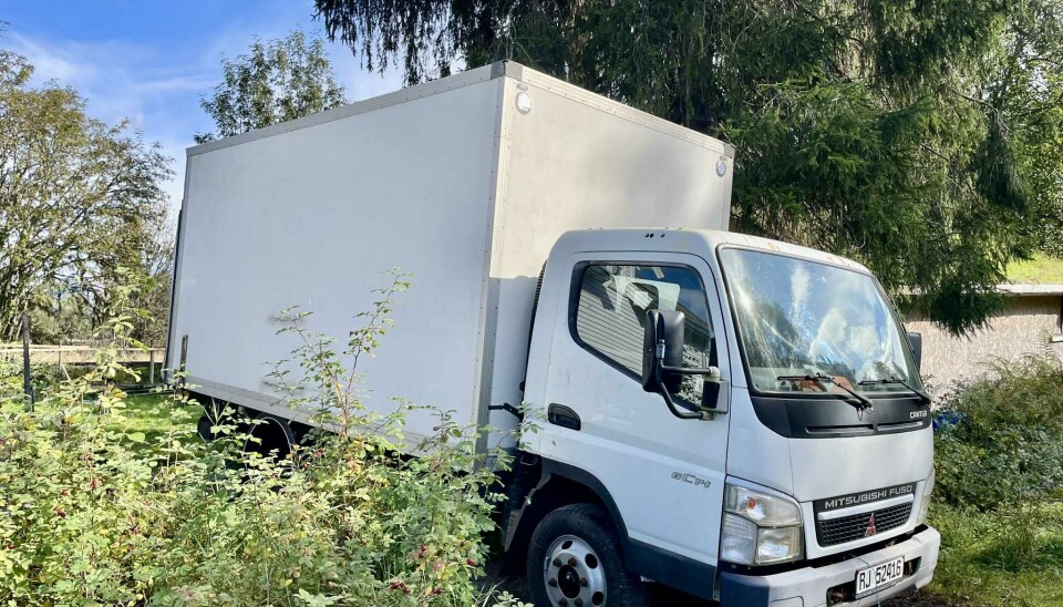 Lastebilen er en Mitsubishi, som ifølge eieren er den perfekte bilen om du vil krysse Afrika – med andre ord, en svært stabil lastebil.