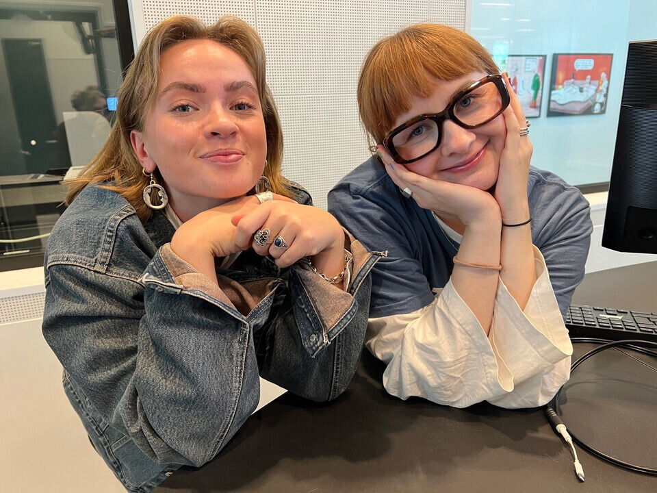 FORNØYD: Programlederne Fanny og Kristine er godt fornøyde etter dagens ettermiddagssending!