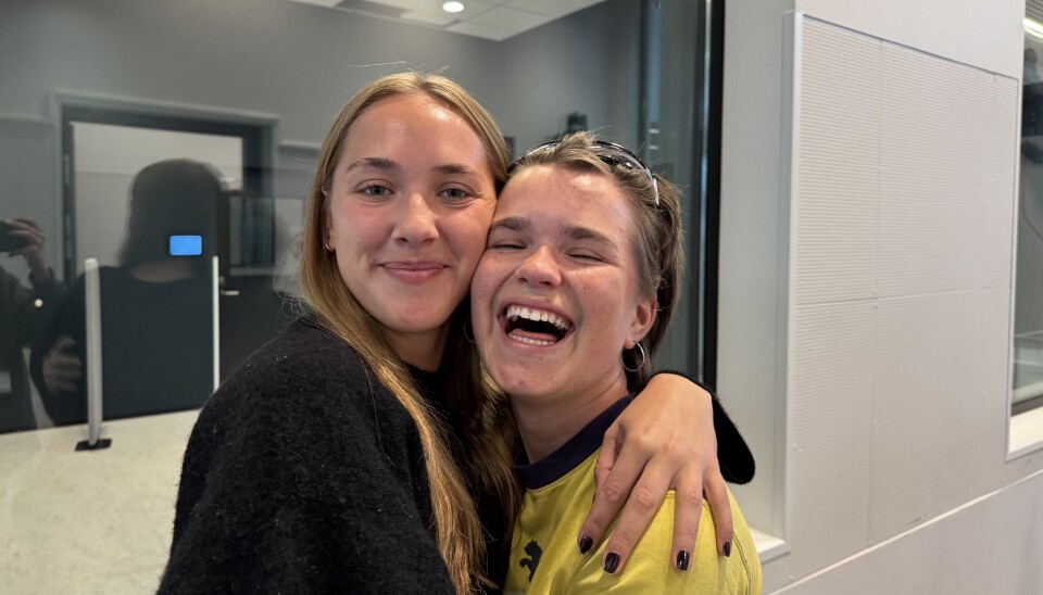 KLARE: Iris og Johanne er gira på å lede dere gjennom en innholdsrik sending