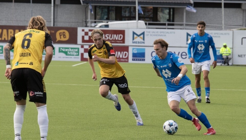 JAMNT: Det vart ein spanande kamp på Høddvoll stadion då Hødd fekk besøk av Moss.