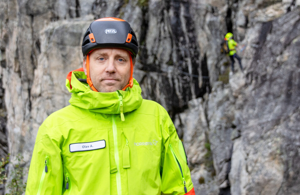 TYPISKE REDNINGSSITUASJONER: Olav Andreassen stod ansvarlig for øvelsen der to personer skulle ha gått seg fast på en hylle ved via ferrata-ruten 'Ragnarok'. Han forteller at dette er en typisk situasjon redningsmennene kan møte på også i virkeligheten.