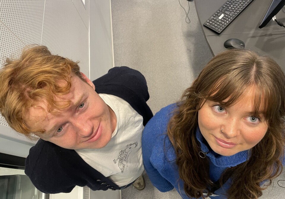 KLARE: Programledere Erlend Ellingsen og Emilie Hellum klare for en fin sending.