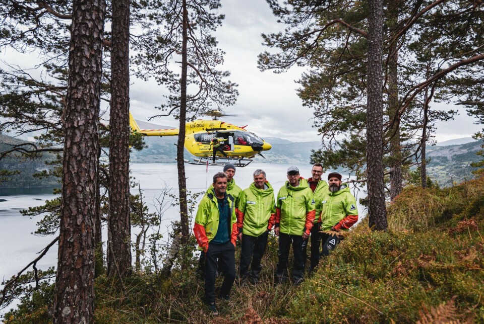 VELLYKKET ØVELSE: Øvingsleder Helset var fornøyd med øvelsene denne helgen. Her med resten av øvingsledelsen og et helikopter fra Norsk Luftambulanse.