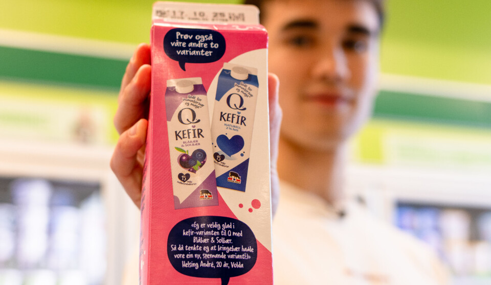 HILSEN: Bakpå Qs nye bringebærkefir står det en hilsen fra voldingen André Årseth.