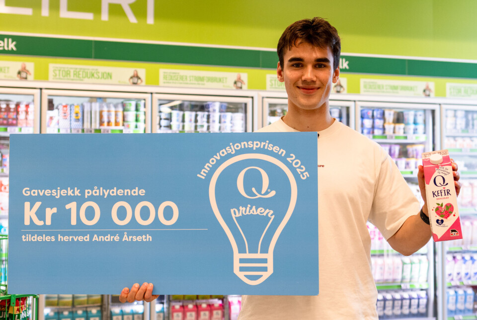 PENGEPREMIE: Her viser Årseth frem gavesjekken fra Q-meieriene. Han fikk tildelt innovasjonspris for forslaget.