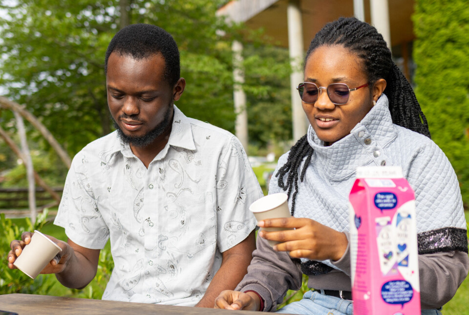 YOGURT: – Det ser ut som yogurt. Ganske tykt, sier Selasi Deedee (t.h). Nathan Nii Laate (t.v) er enig i det. Han sier at han synes det ser litt koagulert ut.