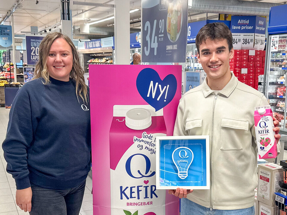 SATSER PÅ KEFIR: Solsvik fra Q-meieriene forteller til Nærnett av kefir-produkter er noe Q-meieriene satser på. Her møtte hun André i Volda for å se produktet i nærbutikken for første gang.