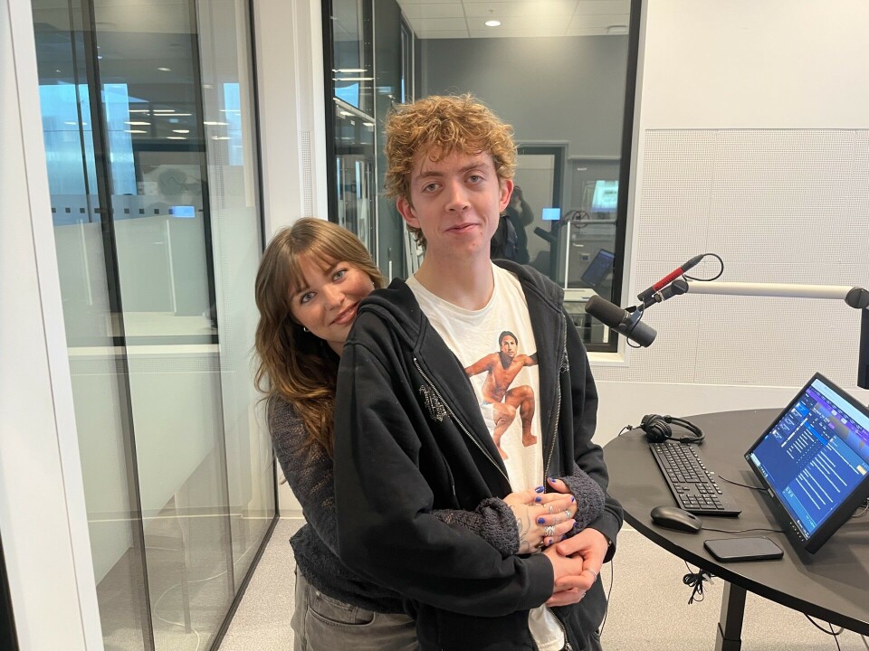 Stemmer som vil omfavne ørekanalene dine som en varm klem! Emilie og Petter er klare for dagens morgensending. FOTO: