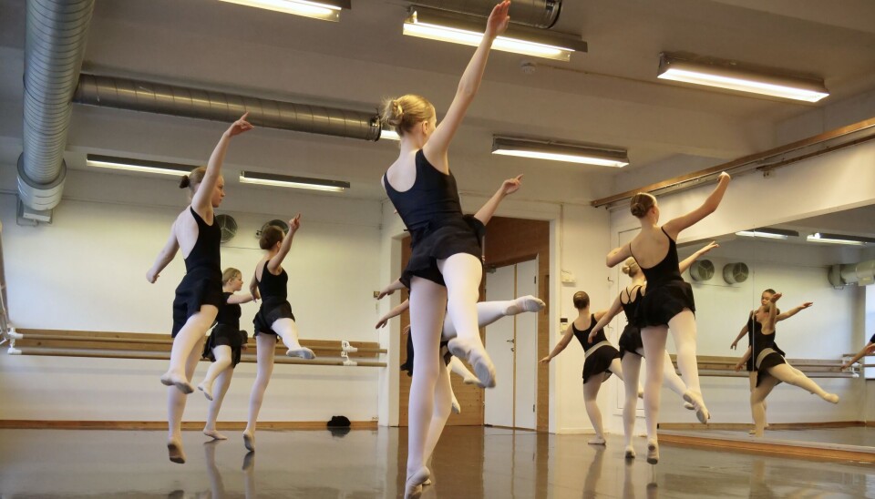 LANGE DAGER: Det blir mange dansetimer og lange dager denne helgen for hele ballettskolen.