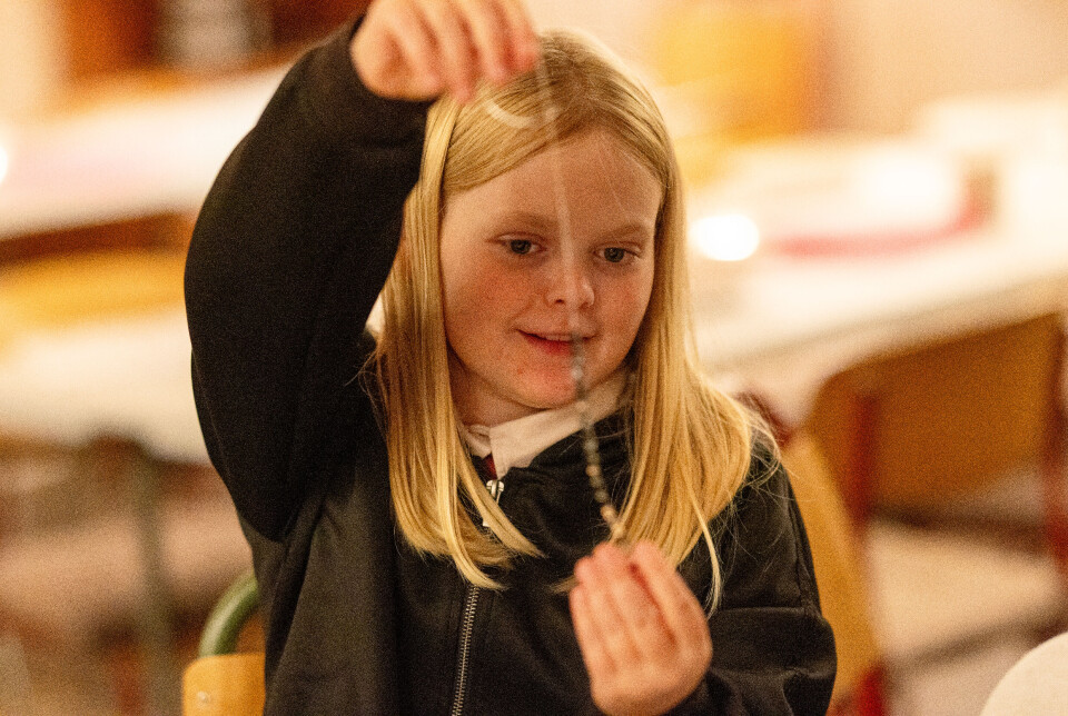 ARMBÅND: Her viser Mathilda et av armbåndene hun har laget.