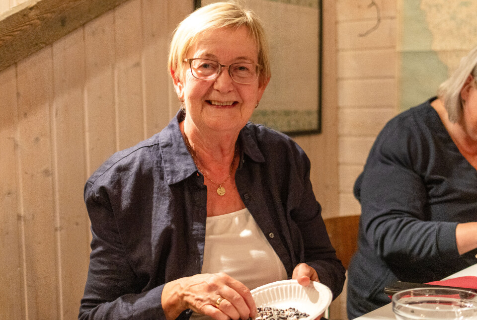 Perleverksted for Kreftforeningen: – Jeg skal perle ti armbånd!