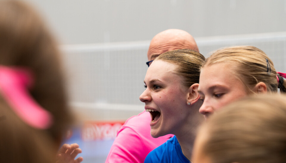 FØLELSER I SVING: Voldas Liya Smilenova Mlyakova fyrte opp spillerne etter en time-out i spillet om første sett.
