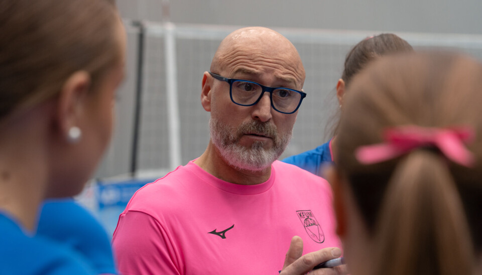 I ROSA: Som Volda Handball hadde også KFUM Volda Volleyball et Rosa Sløyfe-initiativ. Trener Vladislav Todorov var ikledd rosa, samtidig som spillerne også var det under oppvarming.