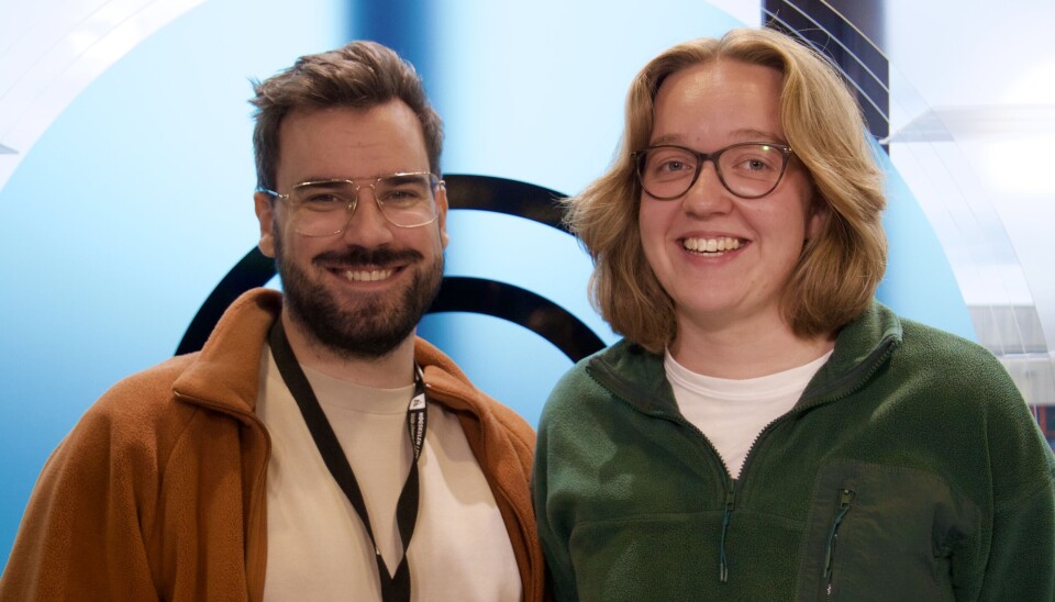 Studentene Sindre Skarstein Fossmo (Sendingsansvarlig for Radio) og Ingvild Marie Svardal (Vaktsjef for TV, Studiosendingen) er spente før heldagssendingen.