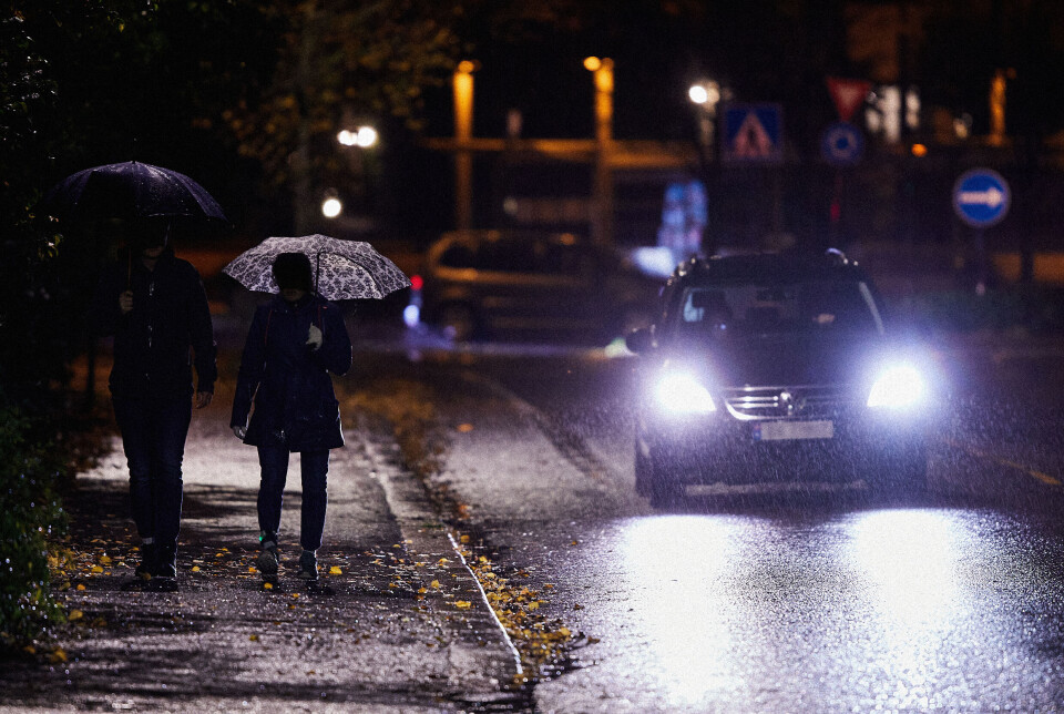 Fotgjengere i regnvær.