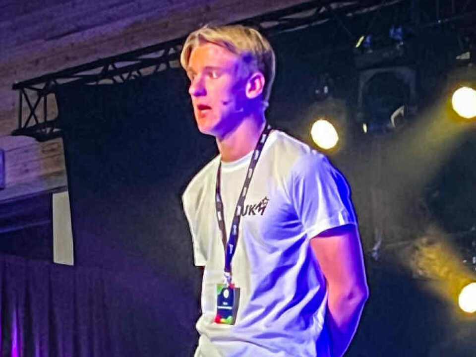 STOR APPLAUS: Peter fikk stor applaus fra publikum når han åpnet fylkesfestivalen. Hvertfall når han kom inn gang nr.2