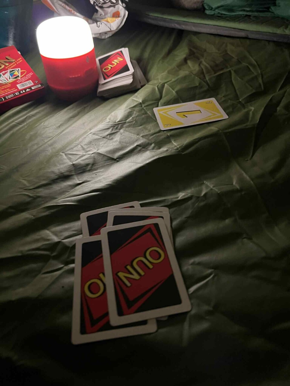 INTEST: Runden med UNO ble intens, eller OUN som det står på de ungarske kortene.