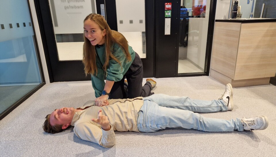 Anna øver seg på førstehjelp, Niklas er forsøkskanin!