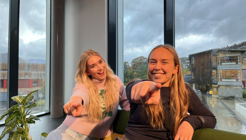 Angelica Spjelkavik Sparre og Anna Johansen Edøy varmer opp det nye studioet for heldagssending imorgen.