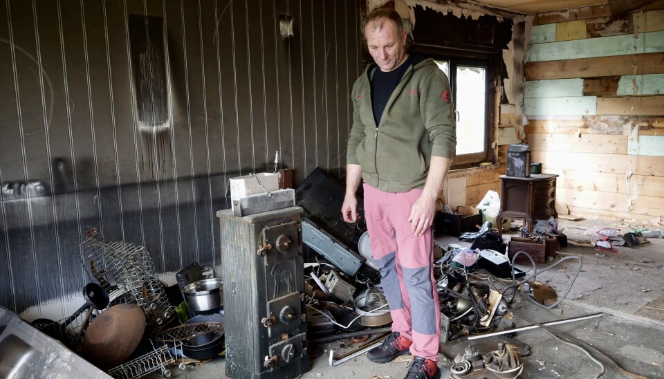 INNVENDIG: Algis ser utover der kjøkkenet og soverommet en gang sto.