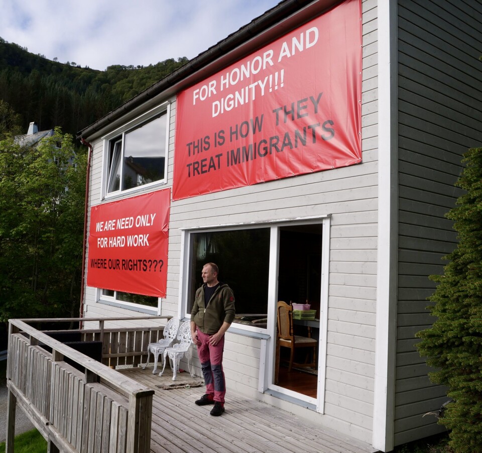 BANNER: Et stort banner pryder nå det nedbrente huset til Algis, i håp om at flere skal få øynene opp for saken hans.