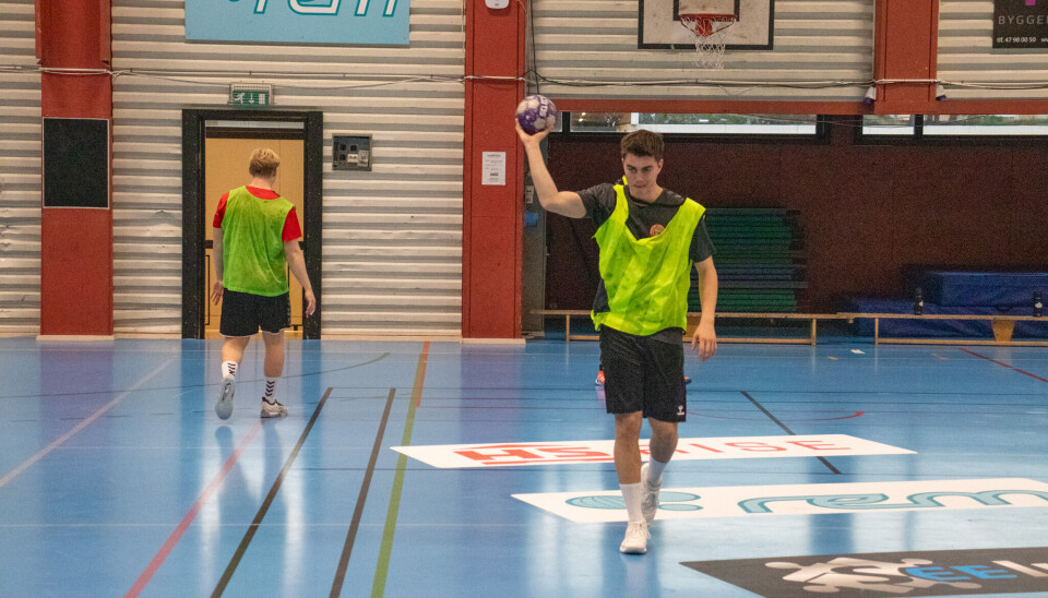 TRIVES: Kristoffer Roskilde har kommet godt i gang med håndballen i Bergsøy.