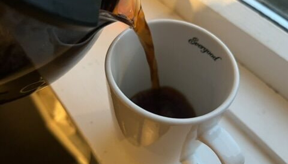 Kaffekopper kommer i mange forskjellige farger og fasonger, men innholdet er ofte det samme.