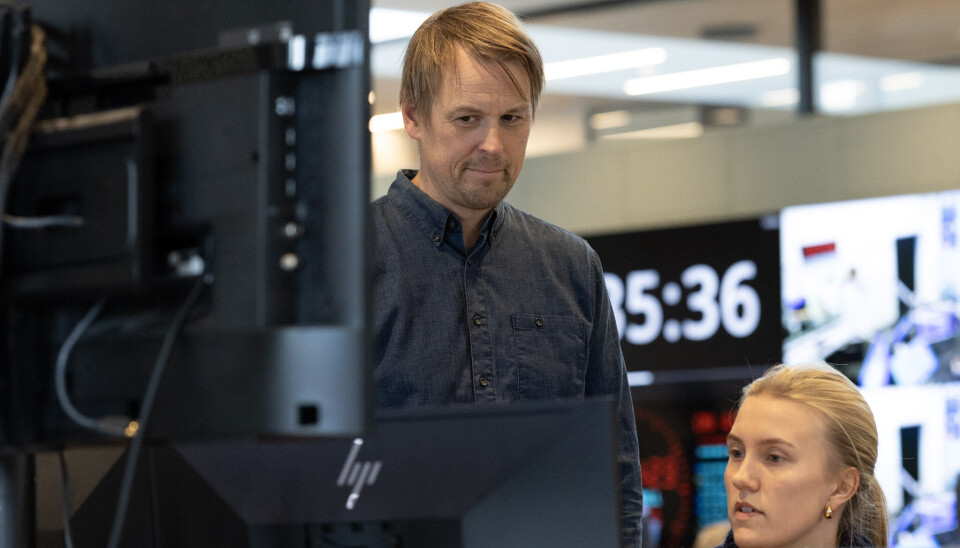 MARATONGSENDING: Erlend Myrstad hjelper Martine Hagen under produksjonen av sendingen.