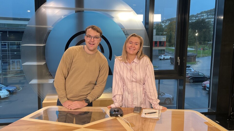 Programleiarane Håvard Myhre og Birte Kamille Øen tok oss gjennom haustens siste nyheitssending på Nærsynet.